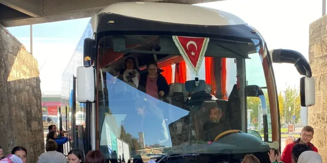 AKP'li kafileyi taşıyan otobüs alt geçide sıkıştı