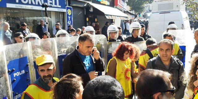 İstanbul'da öğretmenler iş bıraktı; Eğitim Sen'in yürüyüşü engellendi, Eğitim-İş Bakırköy'den seslendi