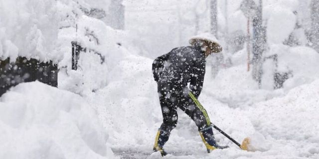 Japonya'da yoğun kar yağışı nedeniyle ölenlerin sayısı 14'e yükseldi