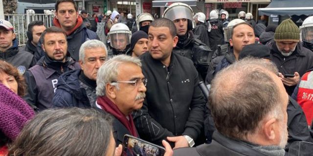 Kadıköy'de Ferhat Encü'ye atılan tokat protesto edildi: gözaltılar var