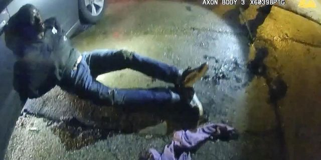 ABD'de polisin ölümüne neden olduğu siyahi gencin darbedildiği görüntüler paylaşıldı