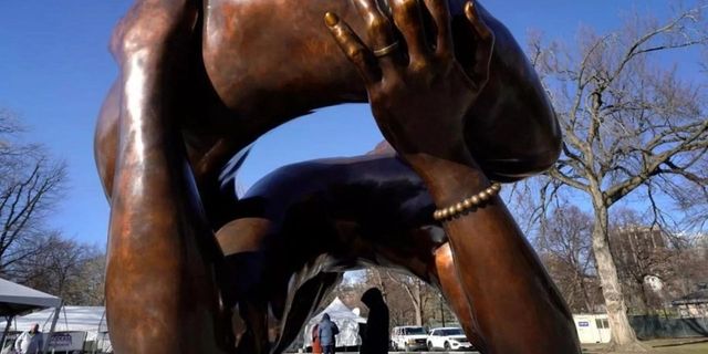 Martin Luther King anısına dikilen heykel gündem oldu: 'Penise benziyor'