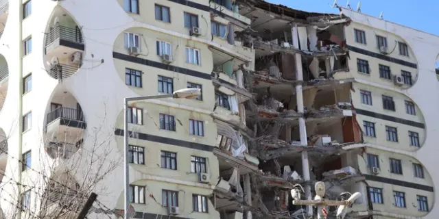 Diyarbakır'da 2 müteahhit yaptıkları binaların enkazında kalarak öldü