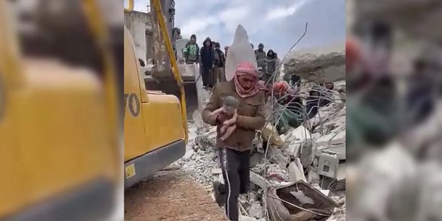 Suriye'nin Halep kentinde enkaz altında bir bebek dünyaya geldi