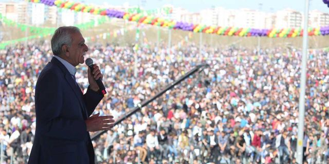 Diyarbakır Newroz'unda konuşan Ahmet Türk: Amacımız demokratik cumhuriyeti inşa etmek