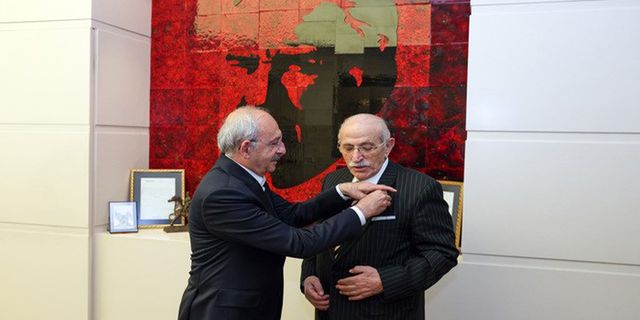 Eski AKP milletvekili CHP’ye katıldı, rozetini Kılıçdaroğlu taktı