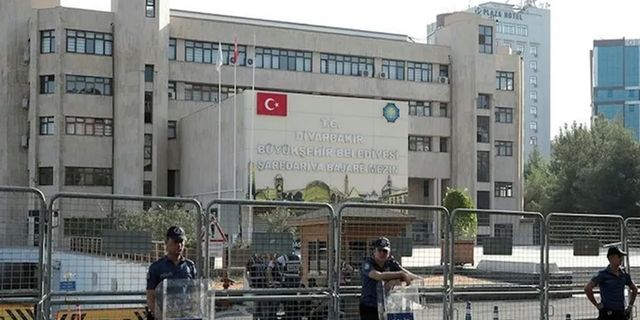 Diyarbakır Büyükşehir Belediyesi’nde iki daire başkanı görevden alındı
