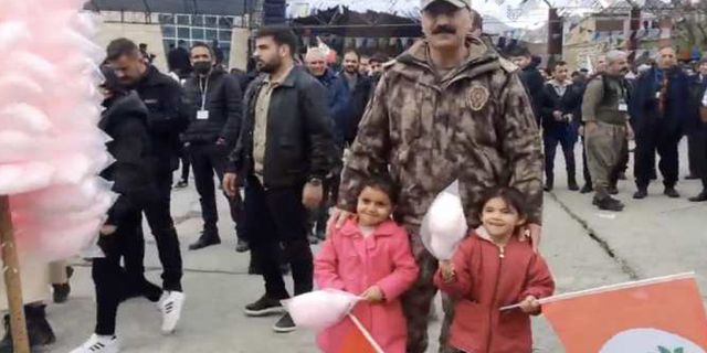 Hakkari Emniyet Müdürü HDP’nin Newroz etkinliğinde çocuklara pamuk şekeri dağıttı