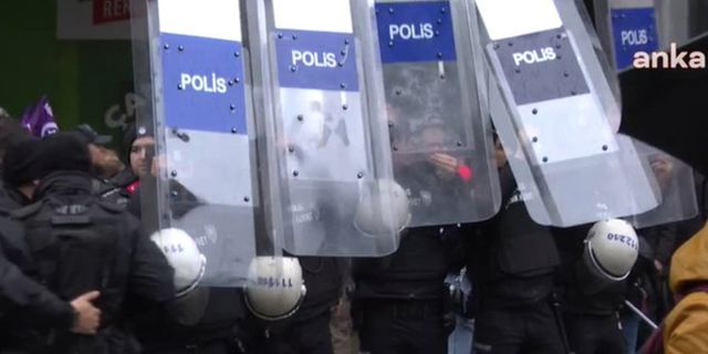 'Hükümet istifa' sloganı atan kadınlara gözaltı