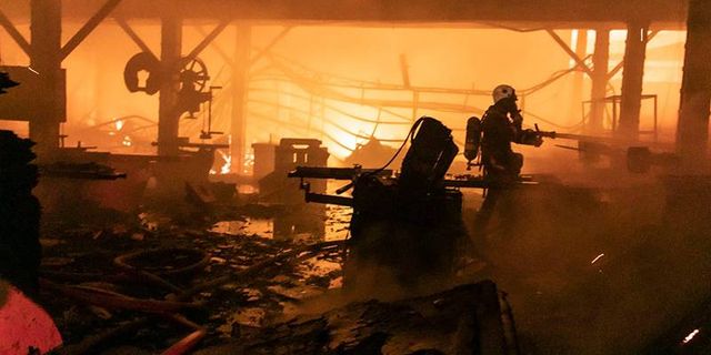 Mersin'de mobilya fabrikasındaki yangında tavan çöktü: 4 kişi hayatını kaybetti