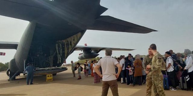 Sudan'da Türkiye'nin tahliye uçağına ateş açıldı