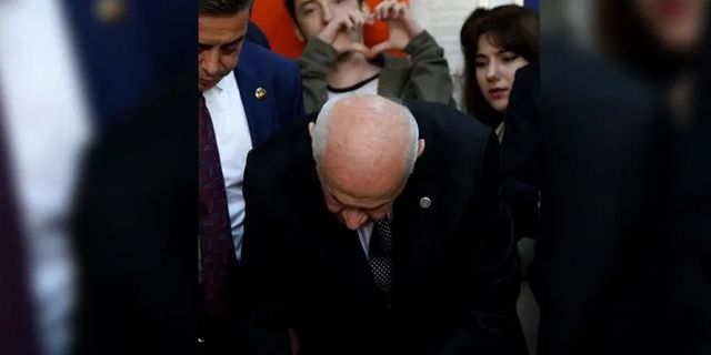 Bahçeli oyunu atarken arkasındaki genç 'kalp' yaptı