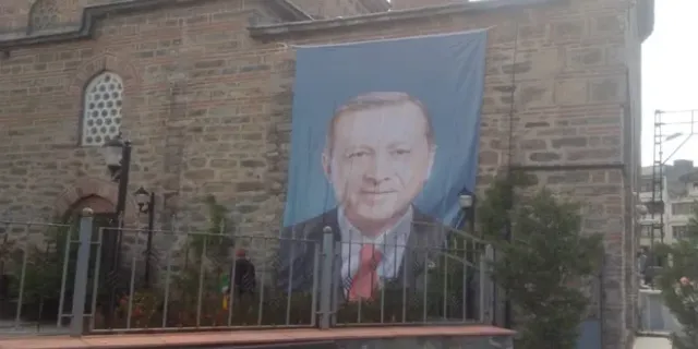 Bursa'da camiye Erdoğan posteri asıldı