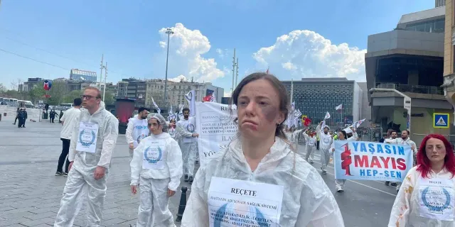 Hemşireler 'morluklar' içinde Taksim Meydanı'na çıktı
