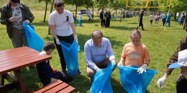 Beylikdüzü'nde çocuklar kıyıda sahil temizliği yaptı