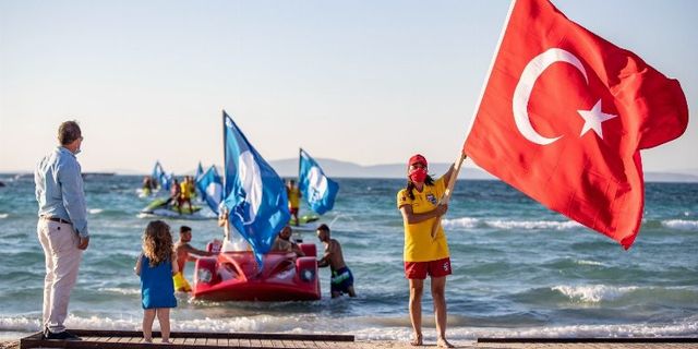 İzmir halk plajlarında mavi bayrak dalgalanıyor