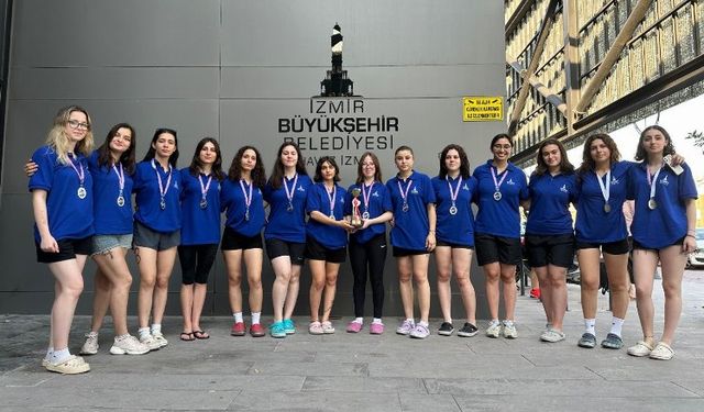 İzmir Büyükşehir Belediyesi Gençlik ve Spor Kulübü su altında çifte kupa kazandı