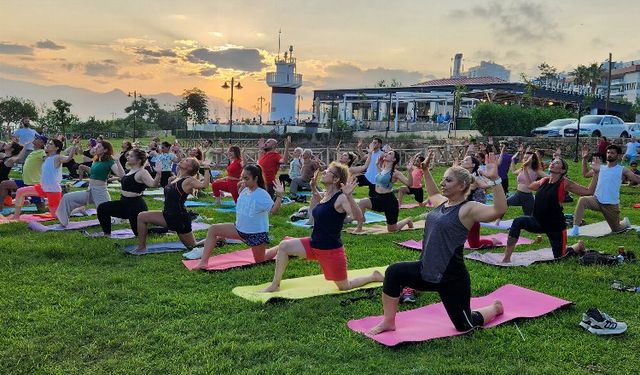 Muratpaşa'da Dünya Yoga Günü'ne özel seans