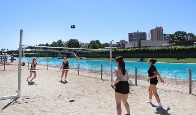 Eskişehir'de suni plajda voleybol keyfi