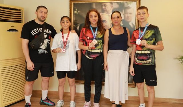 Şampiyon sporculardan Selçuk Belediyesi'ne ziyaret