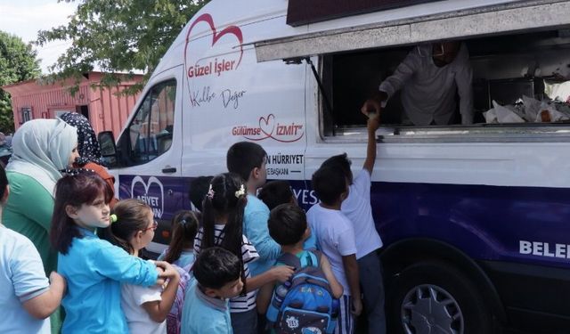 İzmit Belediyesi, yeni dönemde öğrencileri ikramlarla karşıladı