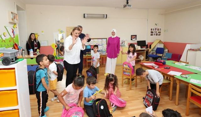 İzmit'te Başkan Hürriyet, öğrencileri hediyelerle sevindirdi