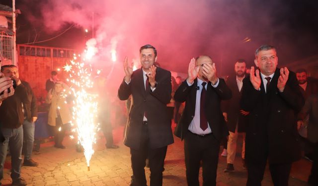 MHP'li Ergün'e tepki gösteren pazarcılar CHP'li Zeyrek'i meşalelerle karşıladı