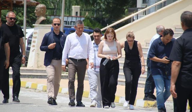 CHP Genel Başkanı Özel Nehir Zeyrek’i sınav sonrası karşıladı
