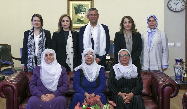CHP Genel Başkanı Özel 'Barış Anneleri'ni kabul etti