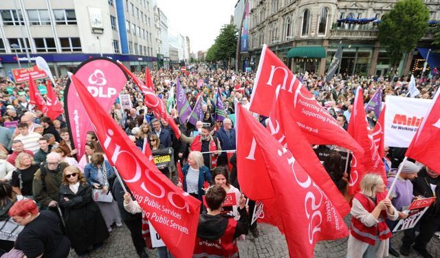 Kuzey İrlanda'da ırkçı saldırılara karşı dev miting
