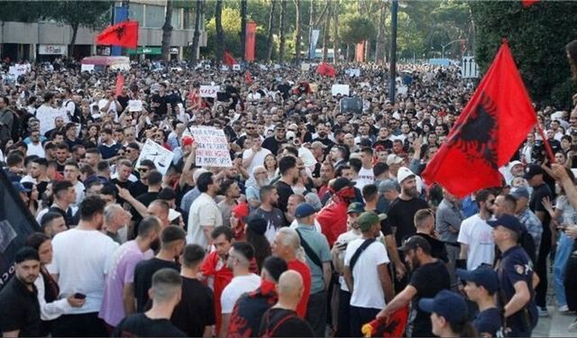 'Trumpgillere' Tiran'da soğuk duş: Arnavutluk satılık değil