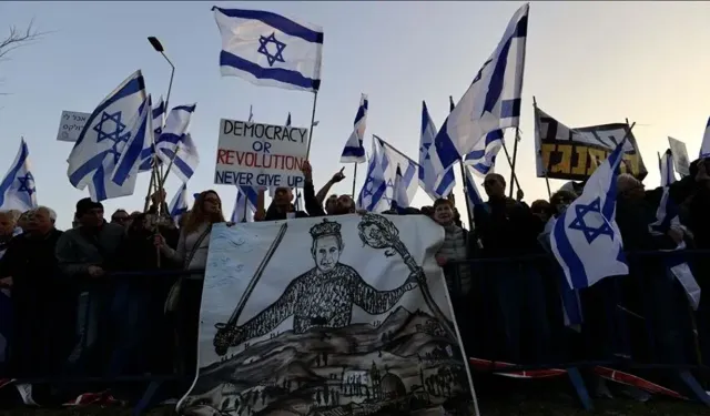 Binlerce İsrailli Netanyahu hükümetine karşı sokağa döküldü
