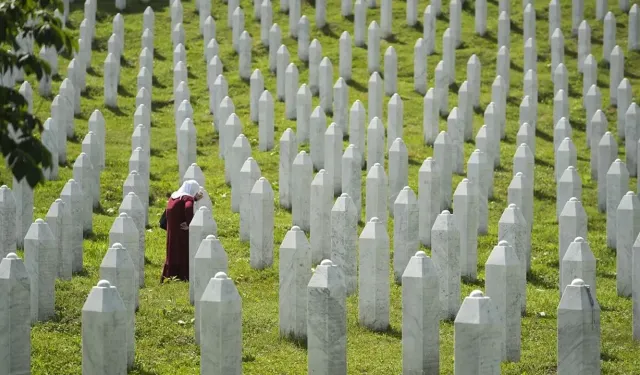 Srebrenitsa'da acı dinmiyor: 10 kurban daha defnedildi