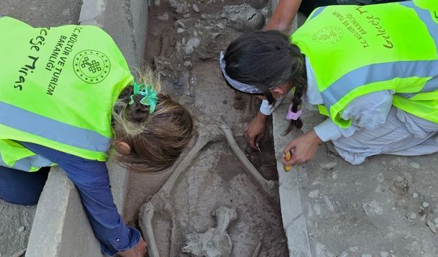 Aspendos'ta 2 bin 400 yıllık güreşçi mezarı keşfedildi