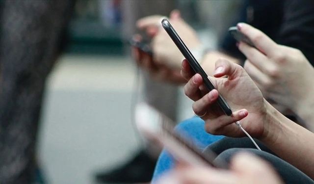Fransa'da liselerde cep telefonu yeni eğitim yılından itibaren yasaklandı