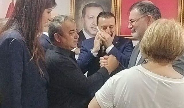 Menderes Belediyesi AK Parti'ye geçti: CHP'li Meclis Üyesi AK Parti İl Başkanı ile seçimi kutladı