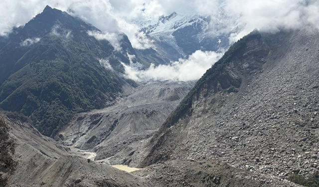 Uzmanlar zincirleme felakete dikkat çekti: Himalayalar'daki sel nasıl meydana geldi?
