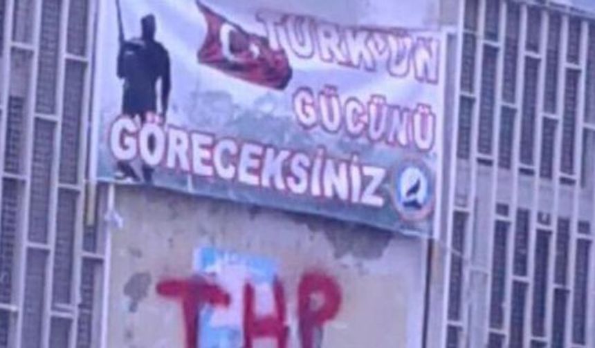 HDP Kadıköy binasına 'Türk'ün gücünü göreceksiniz' afişi