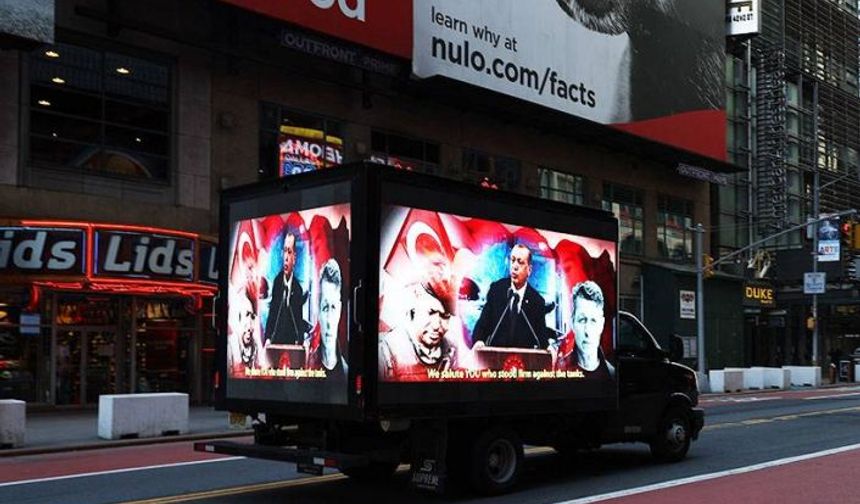 ABD'deki 'Stop Erdogan' reklamına karşılık Times Meydanı'nda 15 Temmuz'u anlatan dijital ekranlı kamyonet dolaştırıldı
