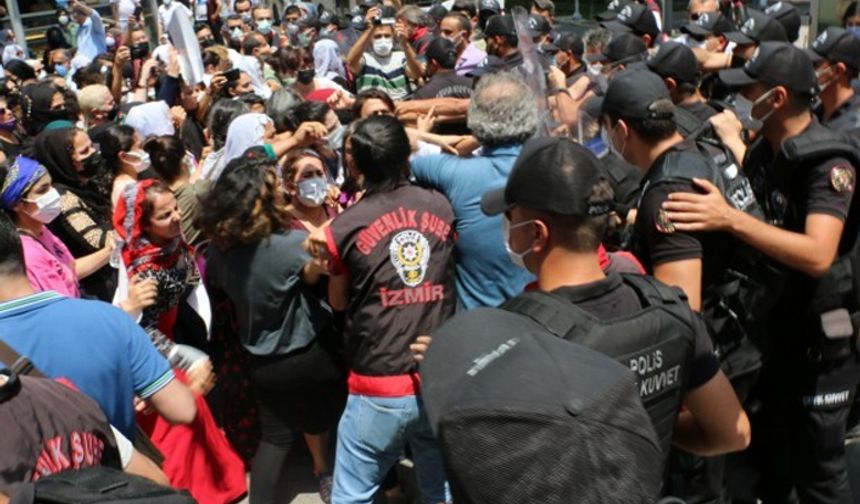 HDP önündeki çadırın kaldırılmasını isteyen kadınlara polis müdahalesi