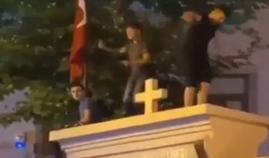 Kadıköy'deki Surp Takavor Kilisesi'nin duvarının üstüne çıkarak oynayan 3 kişi serbest bırakıldı