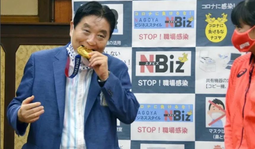 Japon belediye başkanının ısırdığı olimpiyat madalyası yenilenecek