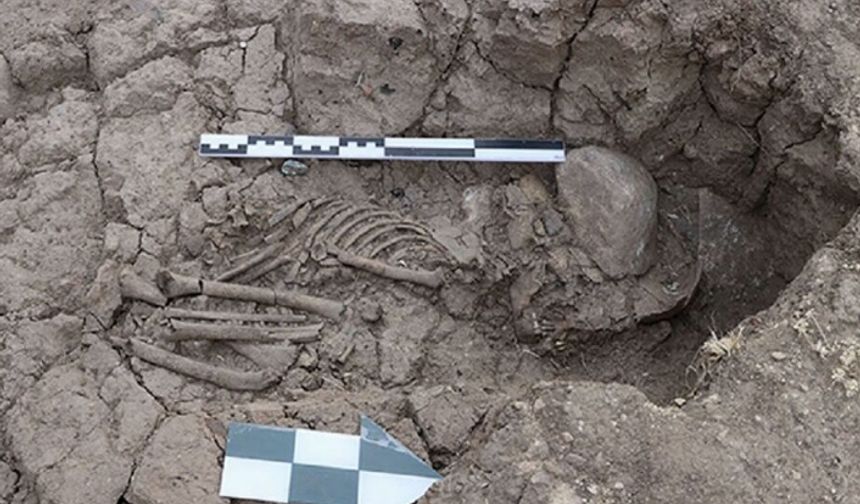 Tozkoparan Höyüğü'nde 5 bin 500 yıllık çocuk iskeleti bulundu