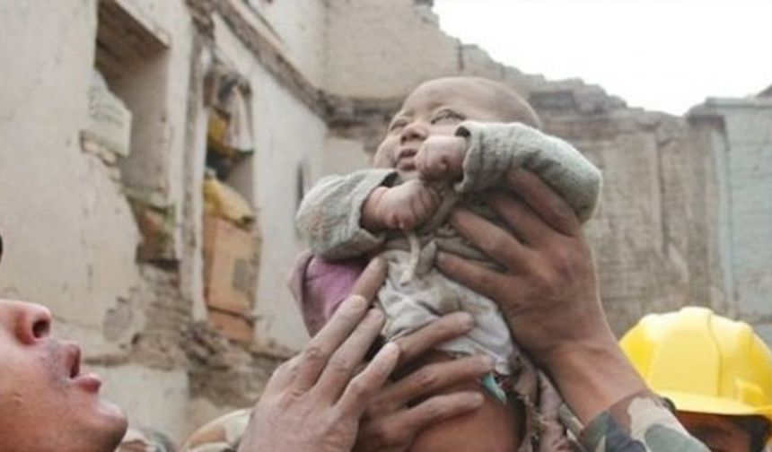 Nepal’de 5 aylık bebek 22 saat sonra kurtarıldı