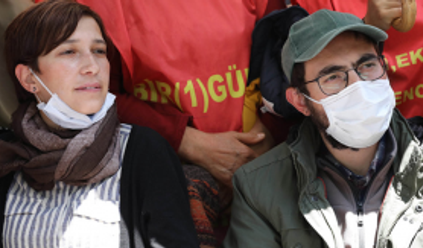 Polis açlık grevindeki Özakça’nın eşi ve annesini yerde sürükledi