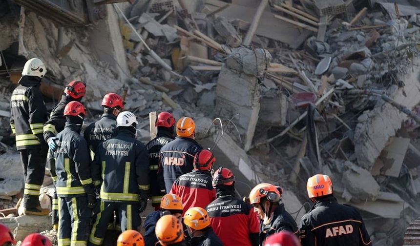 Prof. Dr. Yaltırak'tan deprem uyarısı: Tedbirler almıyorsanız evinizi bırakıp gidin