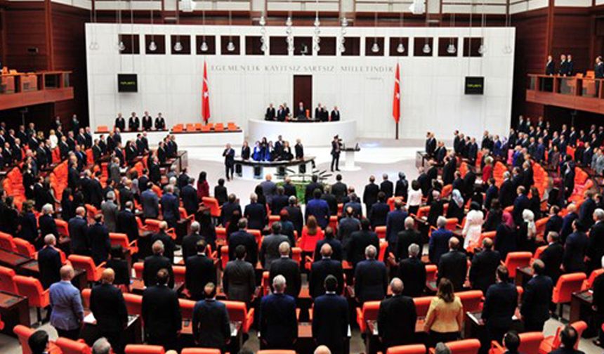 AKP'den torba kanun teklifi: Gazetecilere "şirketlere zarar verdin" denilerek hapis cezası verilecek