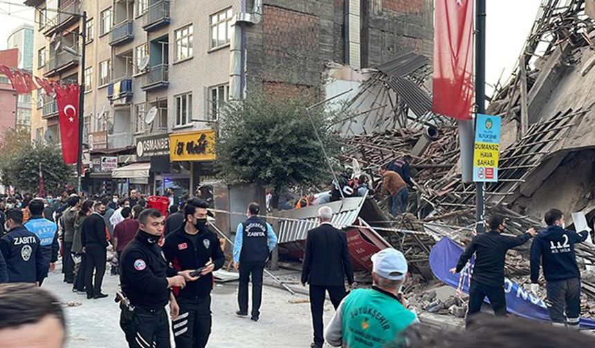 Malatya'da iş yerlerinin olduğu bina çöktü