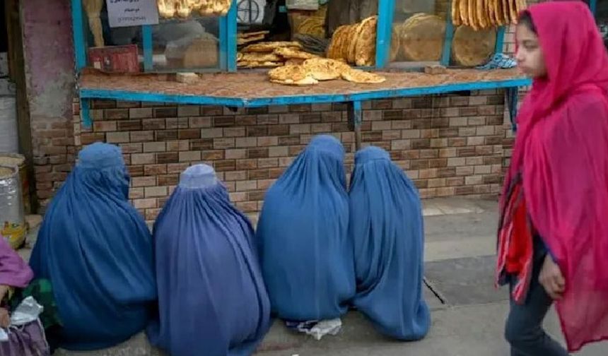 Afgan kadınlar erkek refakatçi olmadan uçağa binemeyecek