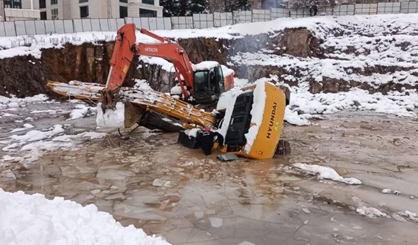 İstanbul Ataşehir'de suya gömülen kepçenin operatörü öldü
